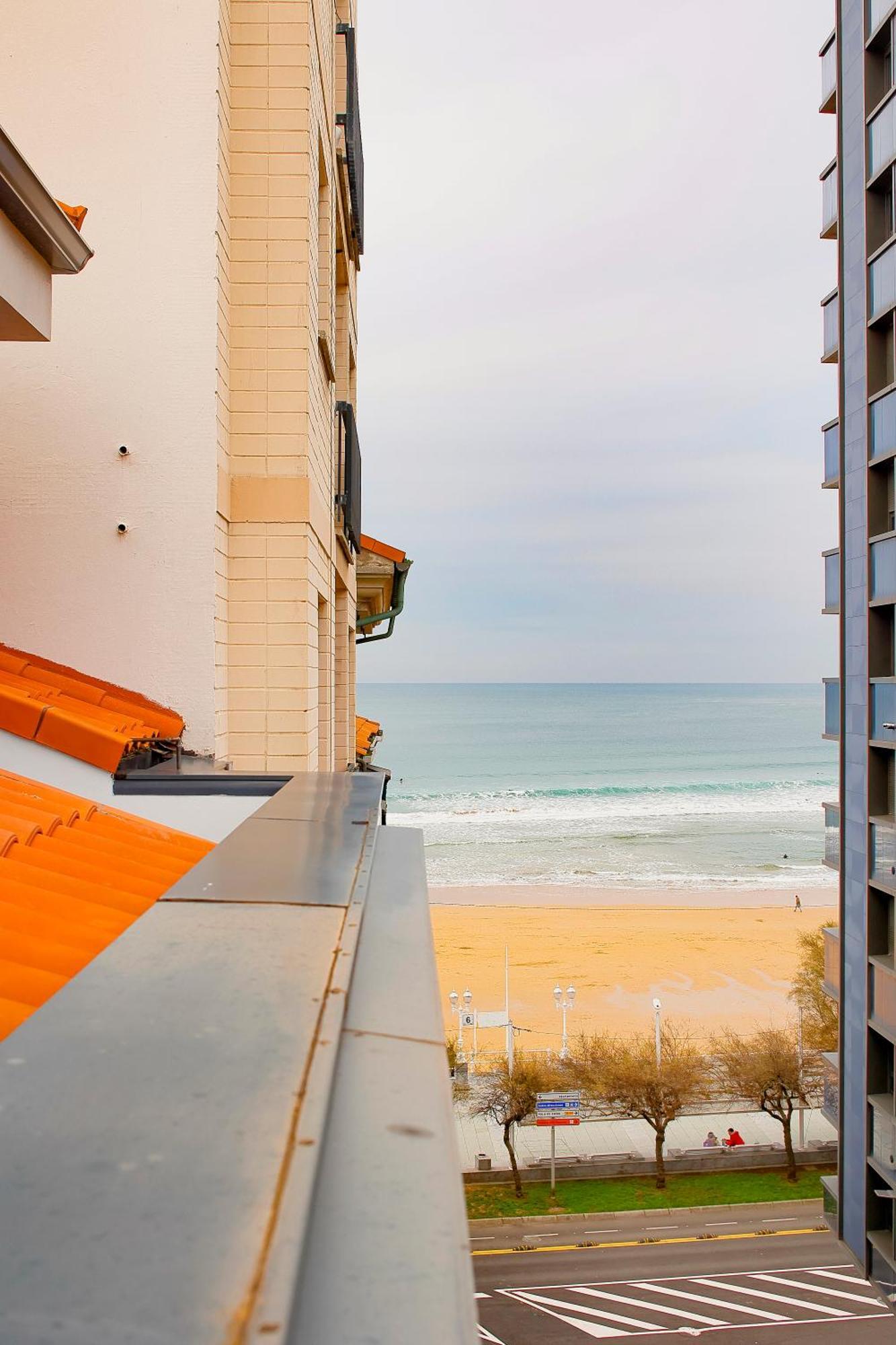Atico Con Terraza En Playa De San Lorenzo Gijón Exteriör bild
